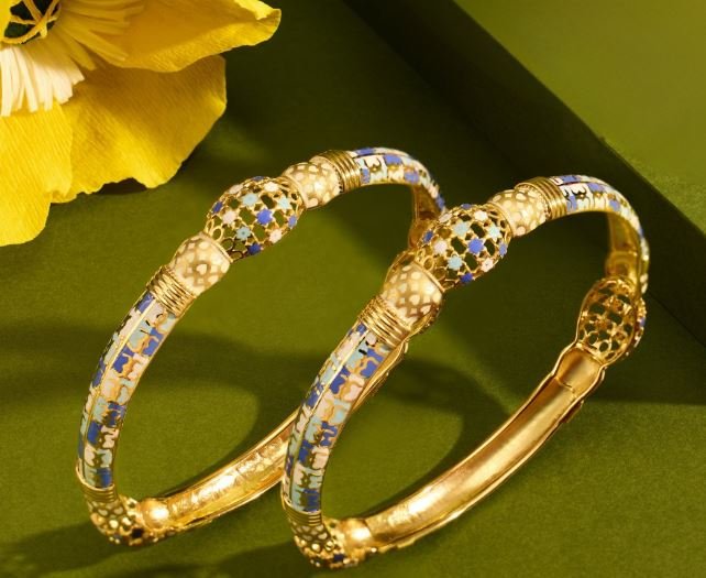 Gold Bangles Design : आपकी खूबसूरती में आएगा निखार जब पहनेंगी ऐसे आकर्षक गोल्ड कंगन 