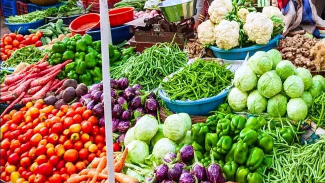 आम आदमी की बढ़ रही मुश्किलें, आलू-प्याज और टमाटर समेत इन सब्जियों के बढ़े दाम, देखे ताज़ा अपडेट