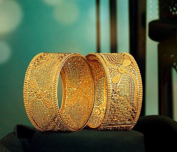 Gold Bangles Design : आपकी खूबसूरती में आएगा निखार जब पहनेंगी ऐसे आकर्षक गोल्ड कंगन 