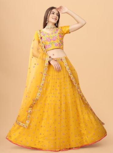 Yellow Lehenga Collection : आकर्षक लुक पाने के लिए हल्दी फंक्शन में पहनें ये खूबसूरत लहंगा-चोली
