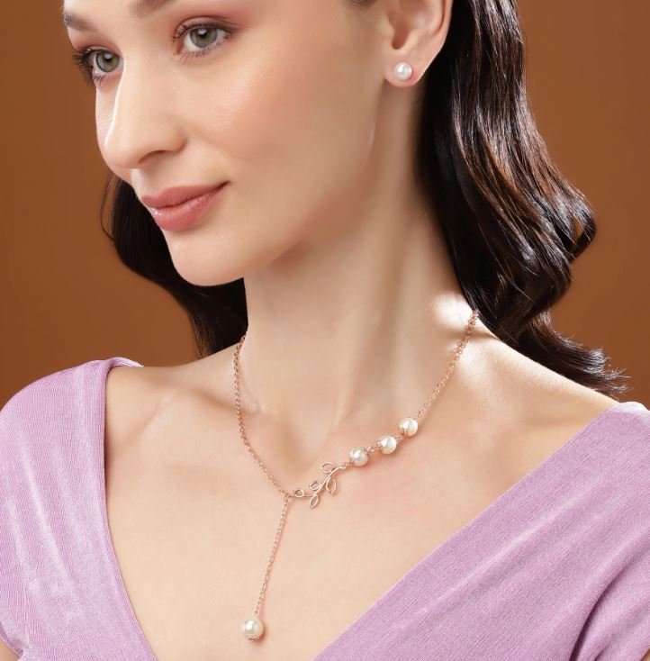 Light Weight Necklace Set : स्टाइलिश और मॉडर्न लुक पाने के लिए पहनें ये खूबसूरत नेकलेस सेट
