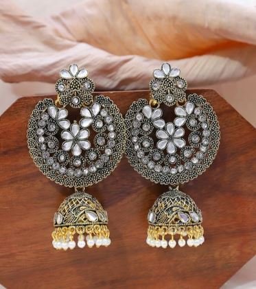Jhumka Earrings Design : मॉडर्न और एलिगेंट लुक के लिए पहनें ये खूबसूरत झुमका इयररिंग्स