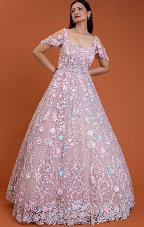 Embroidered Gown : जब पहनेंगी ऐसे खूबसूरत एम्ब्रॉयडरी गाउन में लगेंगी हुर परी