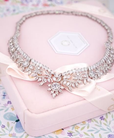 Crystal Necklace Design : ये खूबसूरत डिजाइन वाले नेकलेस देंगे आपको प्रिंसेस जैसा लुक