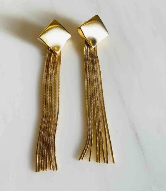 Gold Earrings Design : अनोखे और आकर्षक डिजाइन वाले ये गोल्ड ईयररिंग्स आपको  देंगे क्लासी लुक