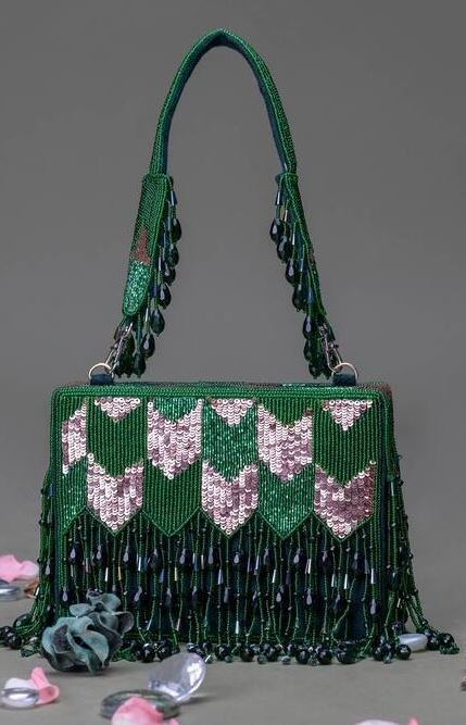 Women Embroidered Clutch : क्लच हैंडबैग के ये बेहतरीन डिजाइन आपको देंगे क्लासी लुक 