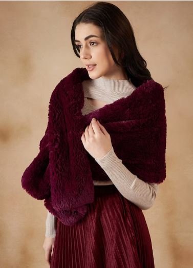 Women Fur Shawl Design : एलिगेंट और आकर्षक लुक पाने के लिए ट्राई करें ये फर विंटर शॉल