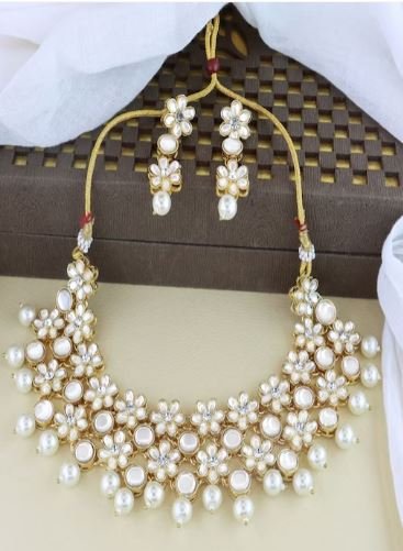 अपने ज्वेलरी कलेक्शन में शामिल करें ये खूबसूरत Pearl Beaded Jewellery Set