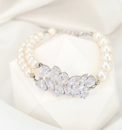 Elegant Bracelet Design : स्टाइलिश और मॉडर्न लुक पाने के लिए पहने ये खूबसूरत यूनिक स्टाइल ब्रेसलेट