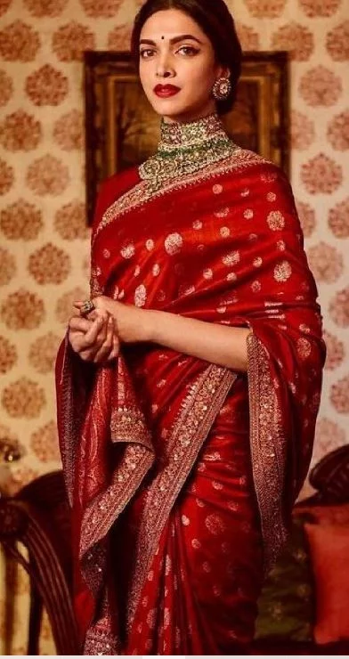 Bollywood Divas in Red saree : बॉलीवुड की ये अभिनेत्रियां रेड साड़ी में नजर आई बेहद खूबसूरत