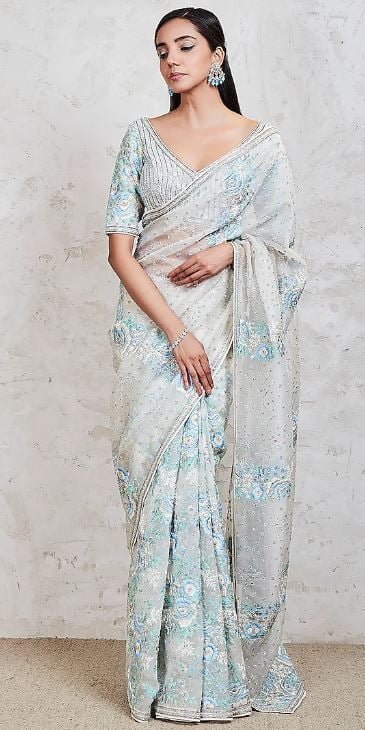 Wedding Saree Design : शादी में सबसे अलग और खूबसूरत नजर आने के लिए पहनें ये डिज़ाइनर साड़ियां