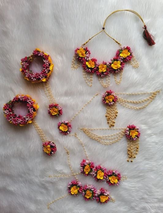 मेहंदी और हल्दी फंक्शन में पहनने के लिए बेस्ट Floral Jewellery Design