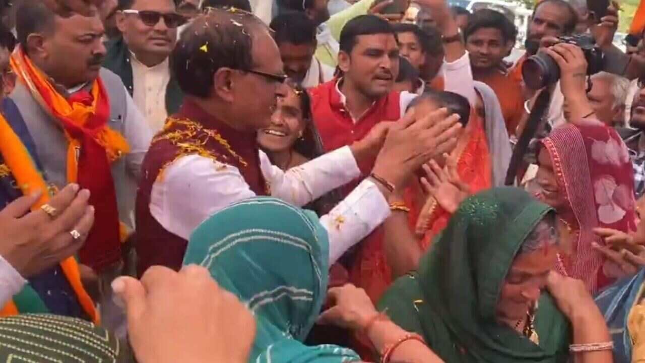 MP के पूर्व CM पर बहनों और भांजियो का जमकर बरसा प्यार, देखें विडियो