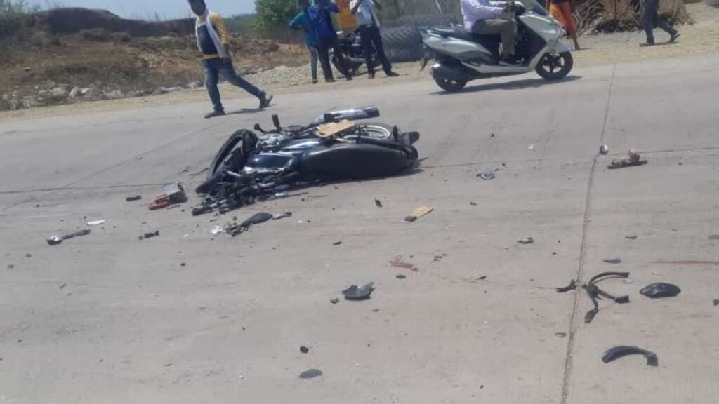 Accident News : ट्रक की टक्कर से 3 बाइक सवारों की तड़प-तड़प कर मौत