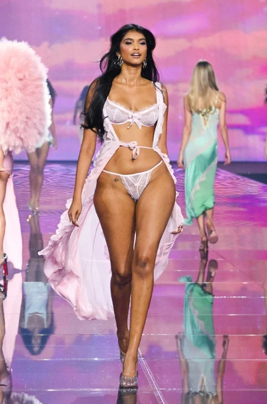 कौन हैं Ravleen Varghese केरल की मॉडल ने Victoria’s Secret Fashion Show में किया डेब्यू